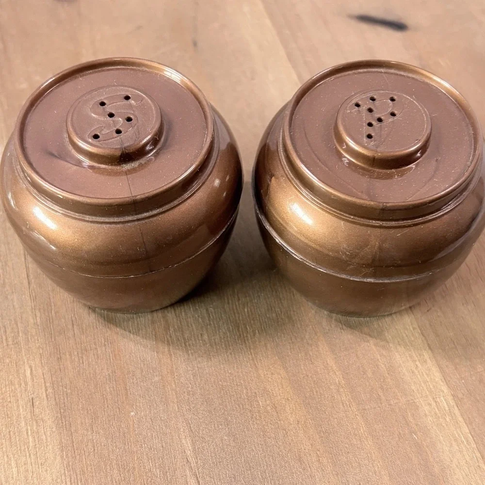 Vintage Admiration USA Bean Pot Style Salt & Pepper‎ Shakers Brown MCM